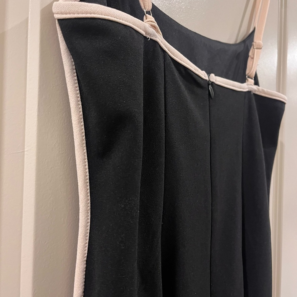 Elegant Black Dress with Cream Accents - Picture 4 of 7